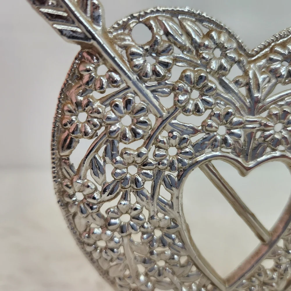 3/$20🖤 Heart arrow earring holder silver colored metal